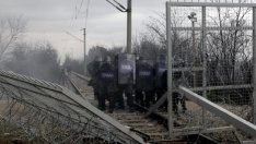 Гърция е блокирана от хиляди бежанци