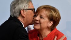 Меркел подкрепи Юнкер в спора с Унгария