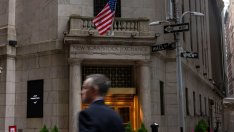 Акциите на Wall Street леко поевтиняват на фона на вяло начало на месеца*