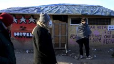 Великобритания ще спира бежанците с 4-метрова стена в Кале 