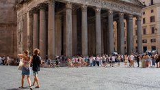 Туристите пристигат в Европа и носят нови главоболия на ЕЦБ със себе си