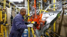 Частният сектор в САЩ прибавя 102 хил. нови работни места през юни