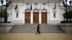 Fitch: Стабилните публични финанси на България отслабват