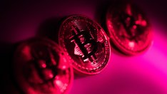 Цената на биткойна стигна близо едномесечно дъно