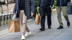 Американската икономика записа неочаквано силна година