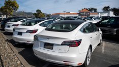 Собствениците на електромобили Tesla остават лоялни въпреки противоречивия Мъск