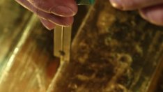 Цената на златото продължава да отстъпва