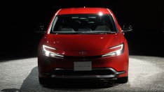 Защо автомобилните компании се обръщат към хибридни коли насред прехода към електромобили