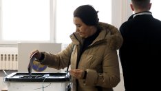 Косово гласува на парламентарни избори, помрачени от напрежението със Сърбия