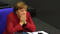 Подкрепата за консерваторите на Меркел достигна едногодишно дъно