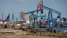 Петролът поевтинява с по около 1% заради очаквания за ръст в производството