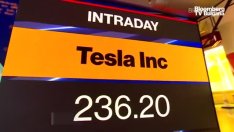 Tesla е под натиск заради системата за автопилота