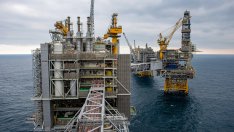 Цената на петрола е напът да отбележи втори пореден седмичен ръст*