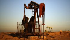 Цената на петрола леко се повиши, но остава близо до шестгодишния си минимум