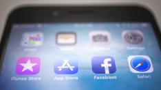 Apple срещу Facebook: Битката на титаните