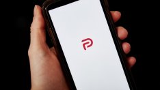 Социалната мрежа Parler се завърна онлайн