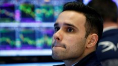 Dow Jones навлезе в корекция с понижение от над 300 пункта