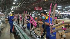 Производството на азиатските фабрики е в застой, но Китай носи надежди