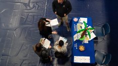 Броят на първоначалните молби за помощи при безработица в САЩ остава нисък