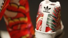 Инвеститорите все повече притискат Adidas