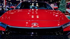 Хибридите увеличават преднината си пред електромобилите в битката за пазарен дял в САЩ