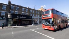 Следпандемичното наемане на служители във Великобритания губи инерция