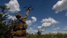 Мистериозни дронове примамват руската ПВО в Украйна