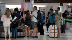 Самолетните билети едва ли още ще поскъпват, докато Европа и Азия се опитват да пестят