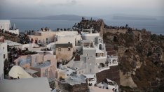 Седмицата на трусове показа опасностите от строителния бум на остров Санторини