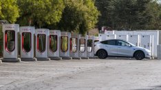 Tesla открива в Нидерландия зарядна мрежа за електромобили на други марки