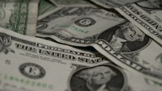 Доларът слиза от пиедестала с пропукването на доверието в САЩ