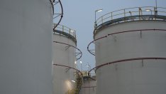 Цената на петрола се насочва към втори пореден седмичен спад*