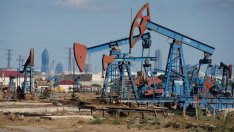 Цените на петрола отчитат леки ръстове заради затягането в предлагането*