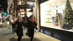 Секторът на услугите във Великобритания расте при свити разходи