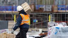 Заплатите във Великобритания нарастват с по-бърз темп от очакваното