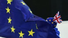 Fitch и S&P: Рейтингът на Великобритания остава в риск от Brexit без сделка