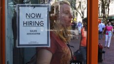 Частният сектор в САЩ добавя изненадващите 216 хил. работни места през ноември