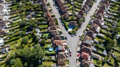 Увеличението на данъците задържа цените на жилищата във Великобритания непроменени