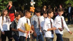 През 2015 г. заради бедност от училище са се отказали 2300 ученици