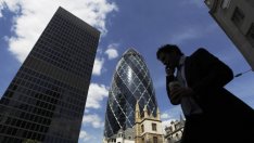 Британската икономика се забавя на фона на спад в продажбите на автомобили