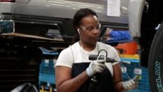 Ford се реорганизира и съкращава работни места