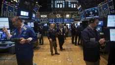 Тревогата около дълга на САЩ и банковия сектор помрачи настроенията на Wall Street