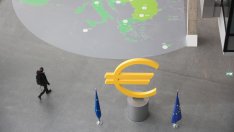 Еврото поевтинява до най-ниското си ниво за годината в очакване на понижения от ЕЦБ