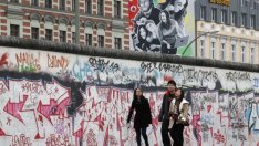 Как годишнината от падането на Берлинската стена падна в капана на иронията