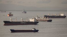Два търговски кораба горят край Бяла след удари с дронове*