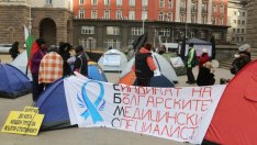 Майките от "Системата ни убива“ и медицинските сестри излязоха на пореден протест