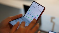 Samsung отнема пазарен дял от Apple в САЩ, докато сгъваемите телефони набират скорост