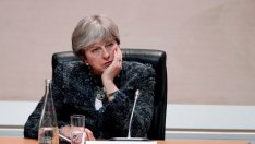 Сделката за Brexit предизвика най-голямата криза в управлението на Мей