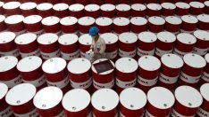 Петролът продължава да поевтинява на фона на силния добив в САЩ*