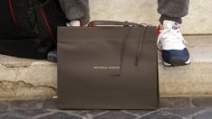 Акциите на собственика на Gucci поевтиняха с над 4% след слаб ръст на продажбите